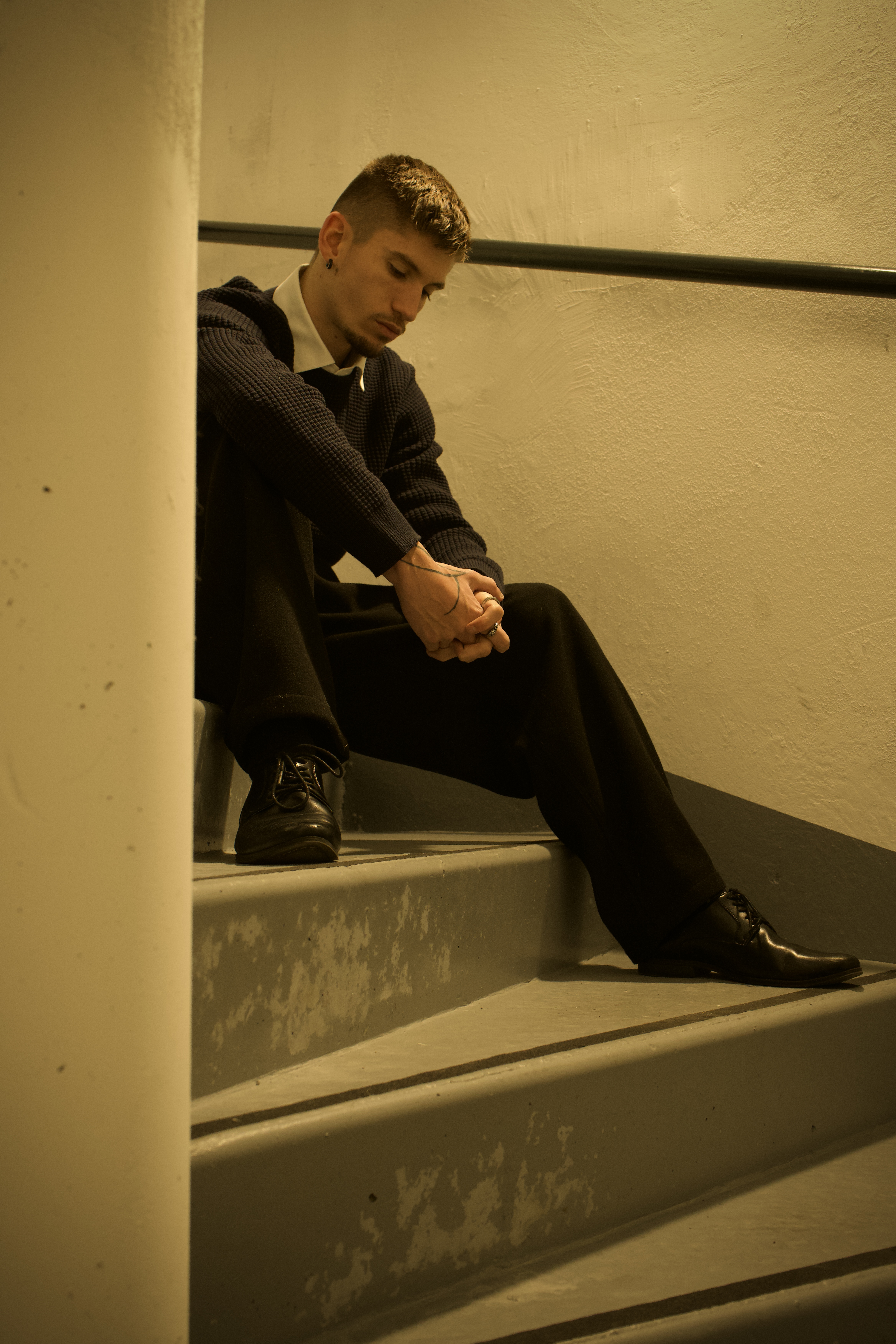 Portrait homme escalier