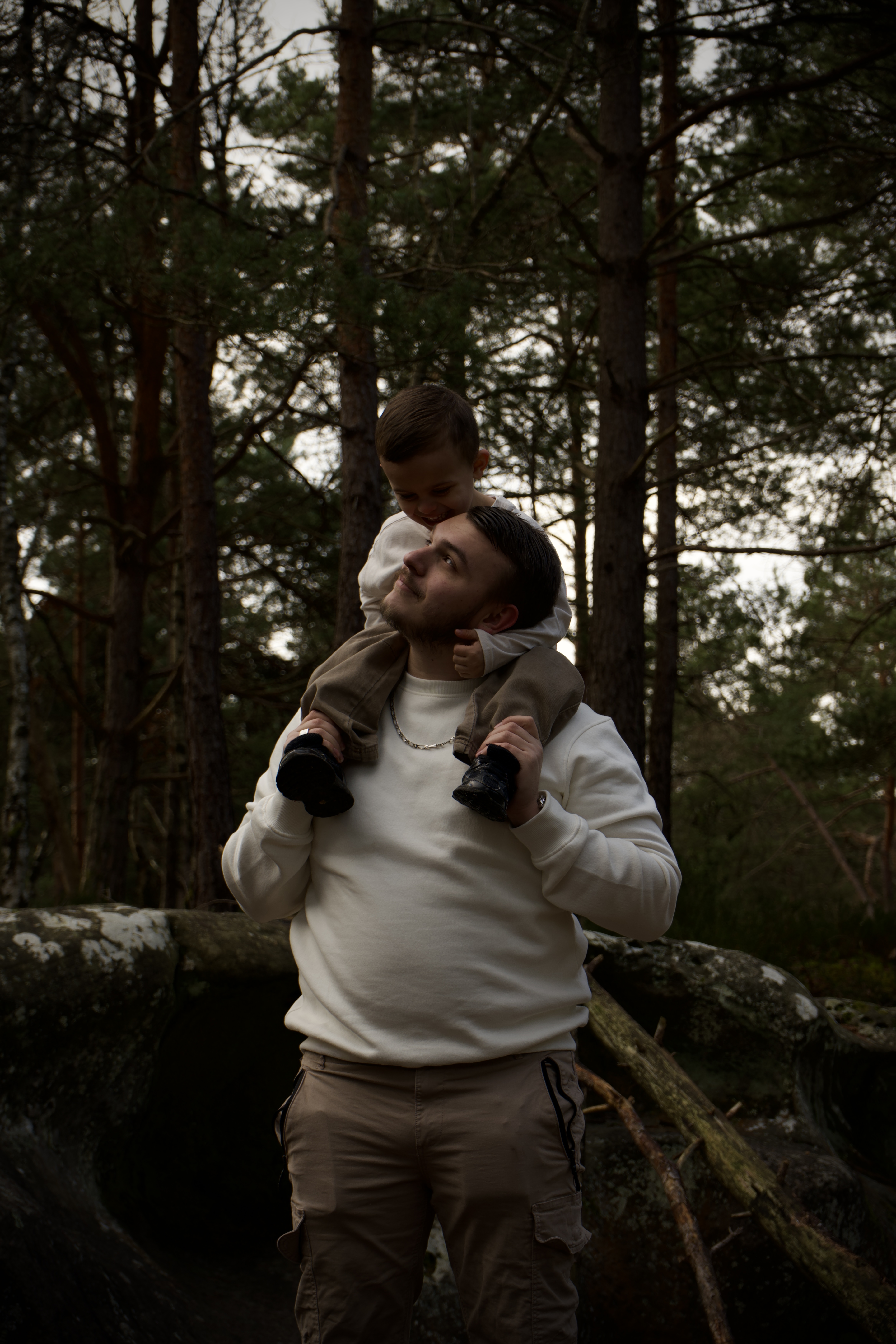 Papa et bébé en forêt